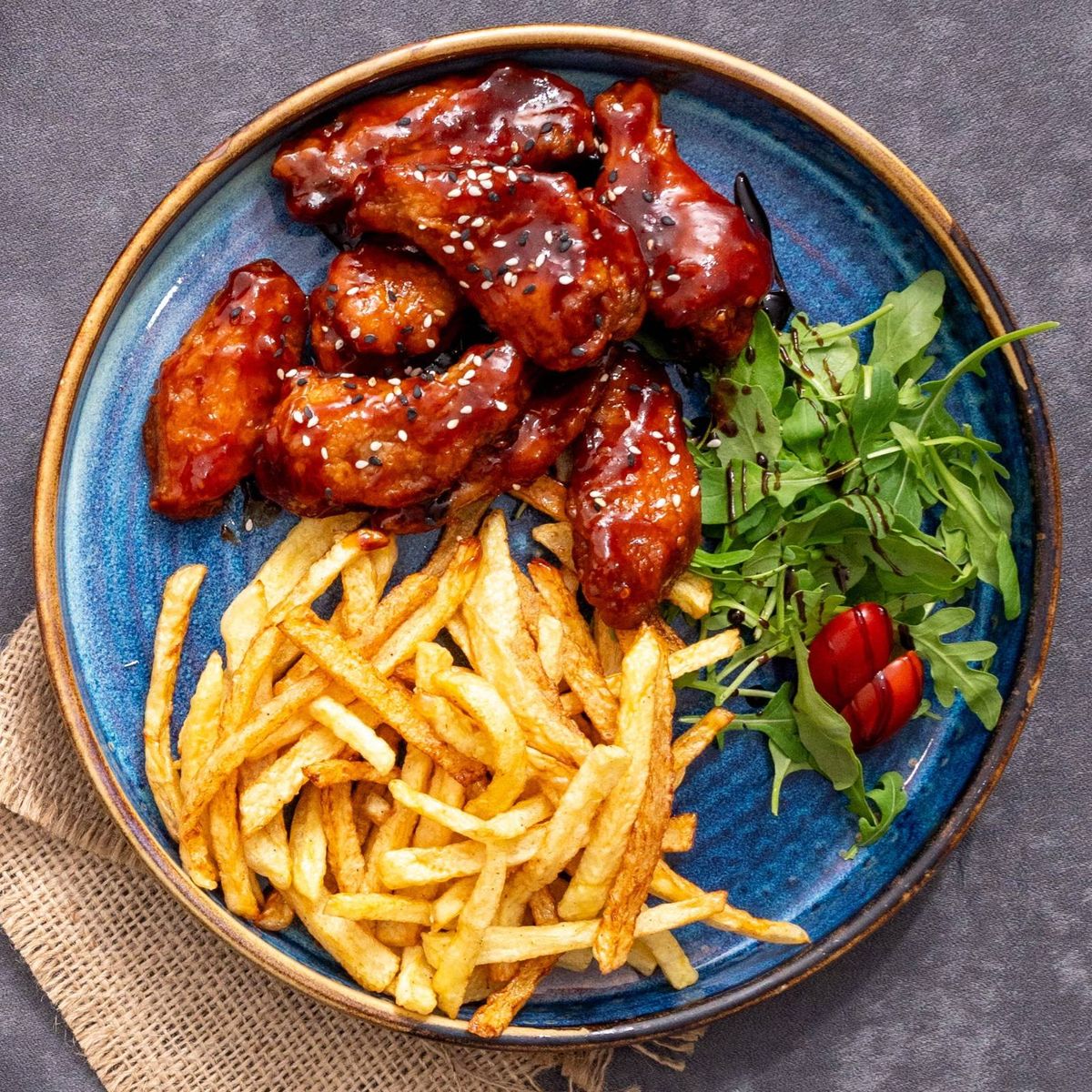 Aripioare de pui cu sos picant și cartofi prăjiți